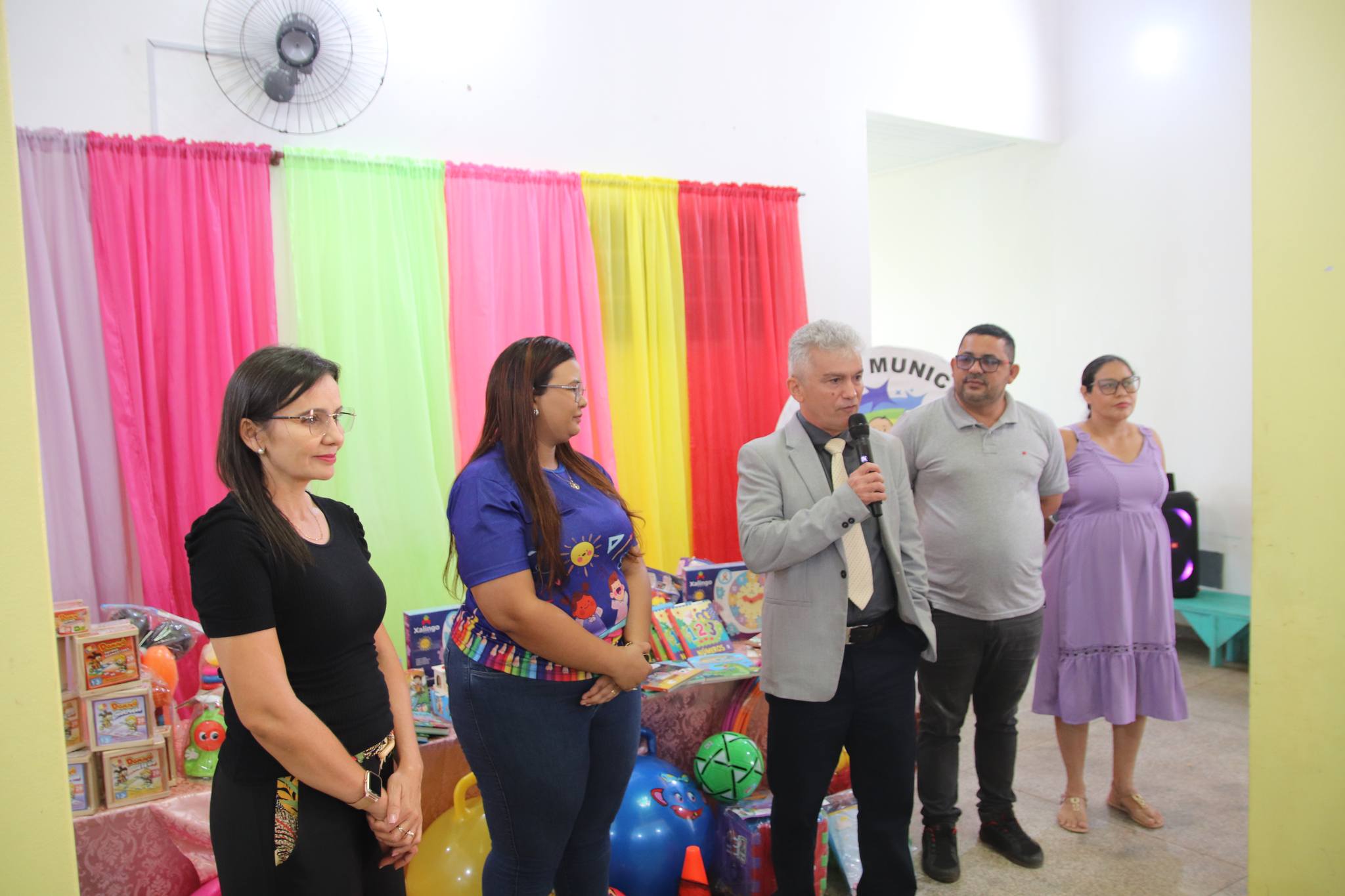 ENTREGA DE MATERIAIS QUE AUXILIARÃO NAS ATIVIDADES DA CRECHE ARCO-IRIS
